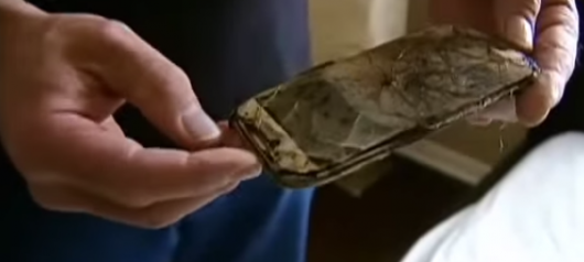 Сгоревший Samsung Galaxy S4 в руках у мужчины